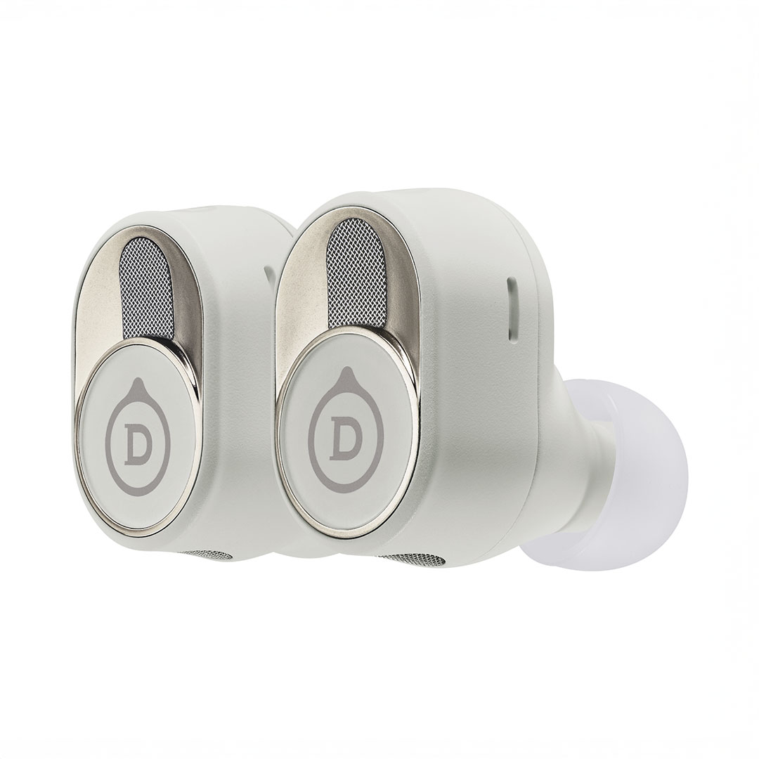 devialet-gemini-ii-light-pearl-product-image-10 White wireless earbuds with metallic mesh accents and D logos