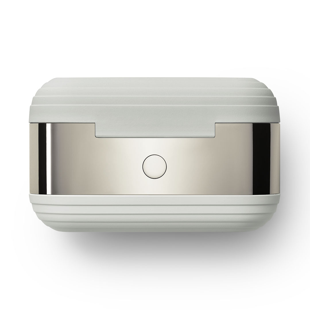 devialet-gemini-ii-light-pearl-product-image-12 White and chrome
Devialet Gemini II earbuds charging case with circular button