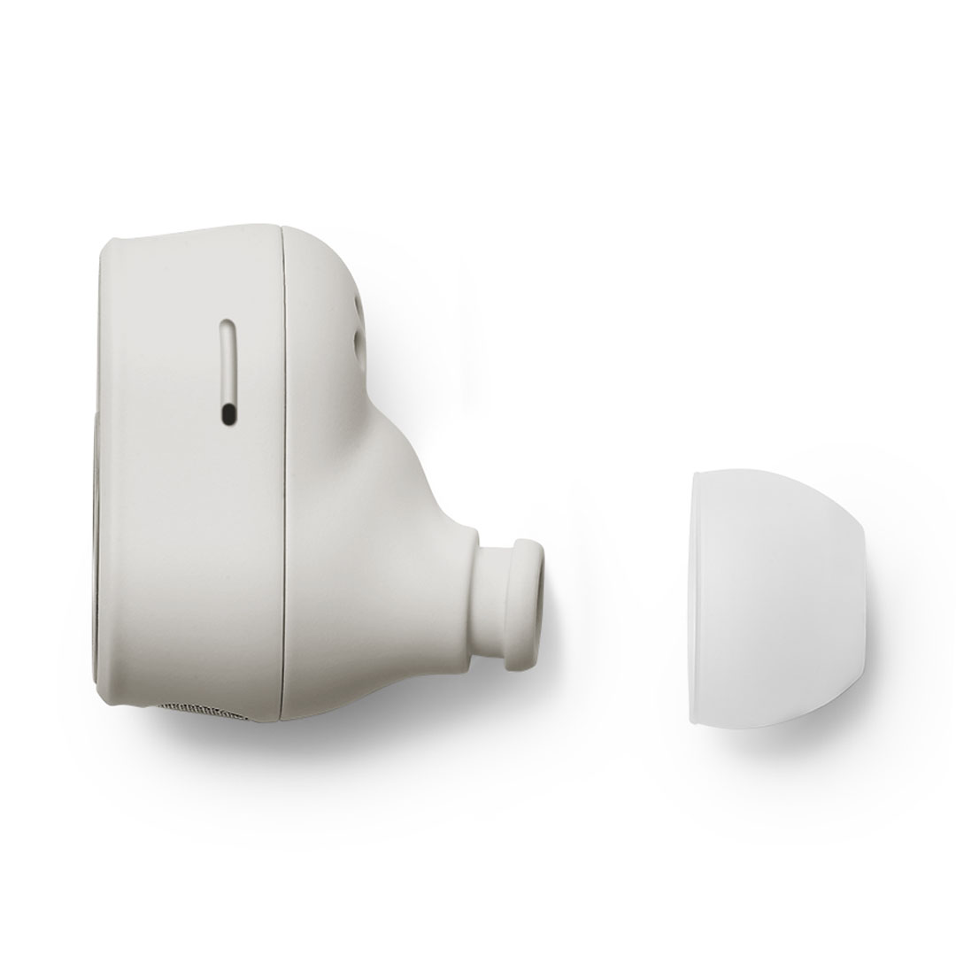 devialet-gemini-ii-light-pearl-product-image-8 White wireless earbud with detached silicone ear tip