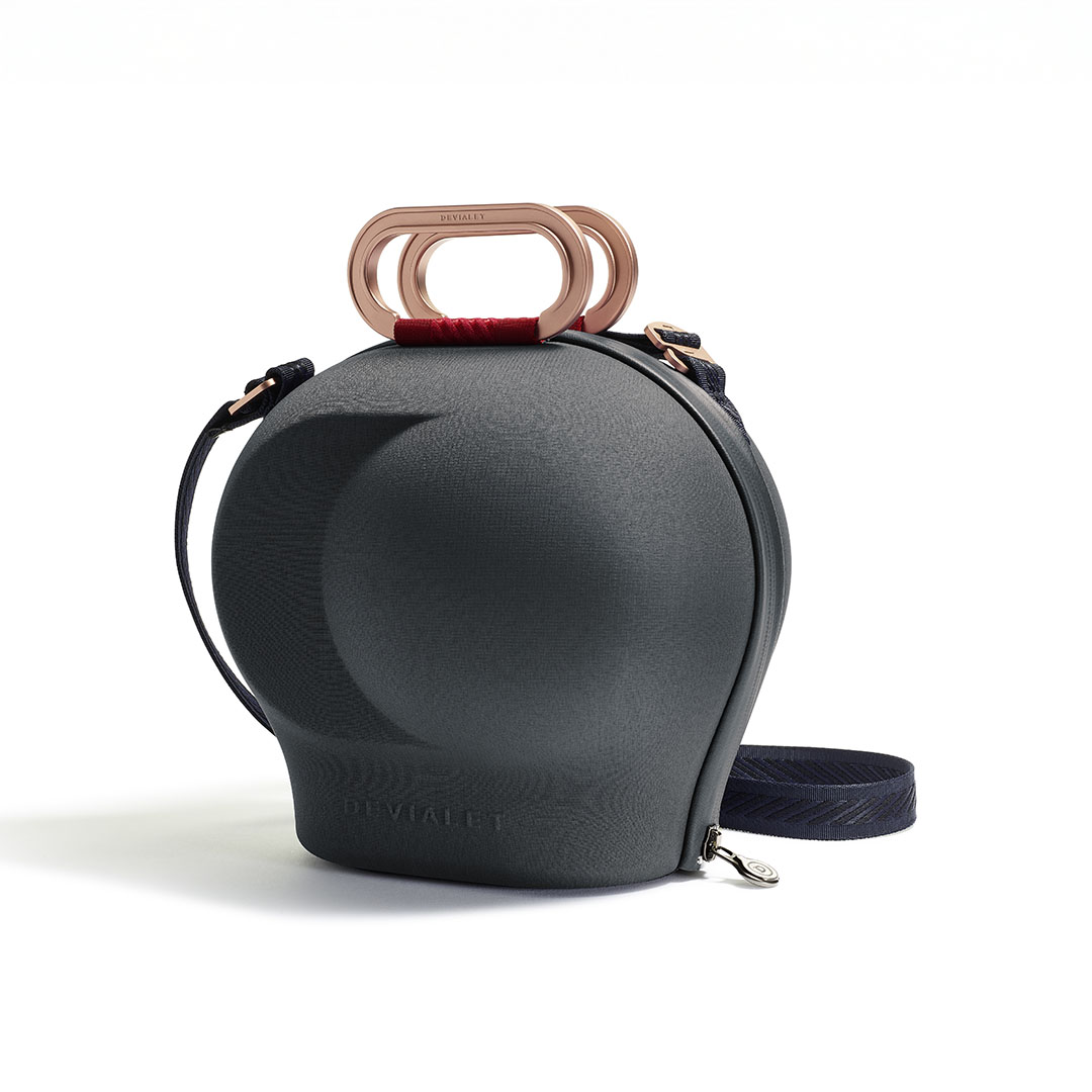 Black speaker protective carrying case with handle.