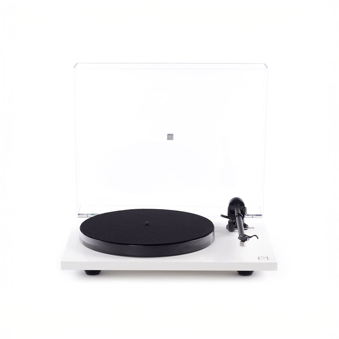 White turntable with closed dust cover