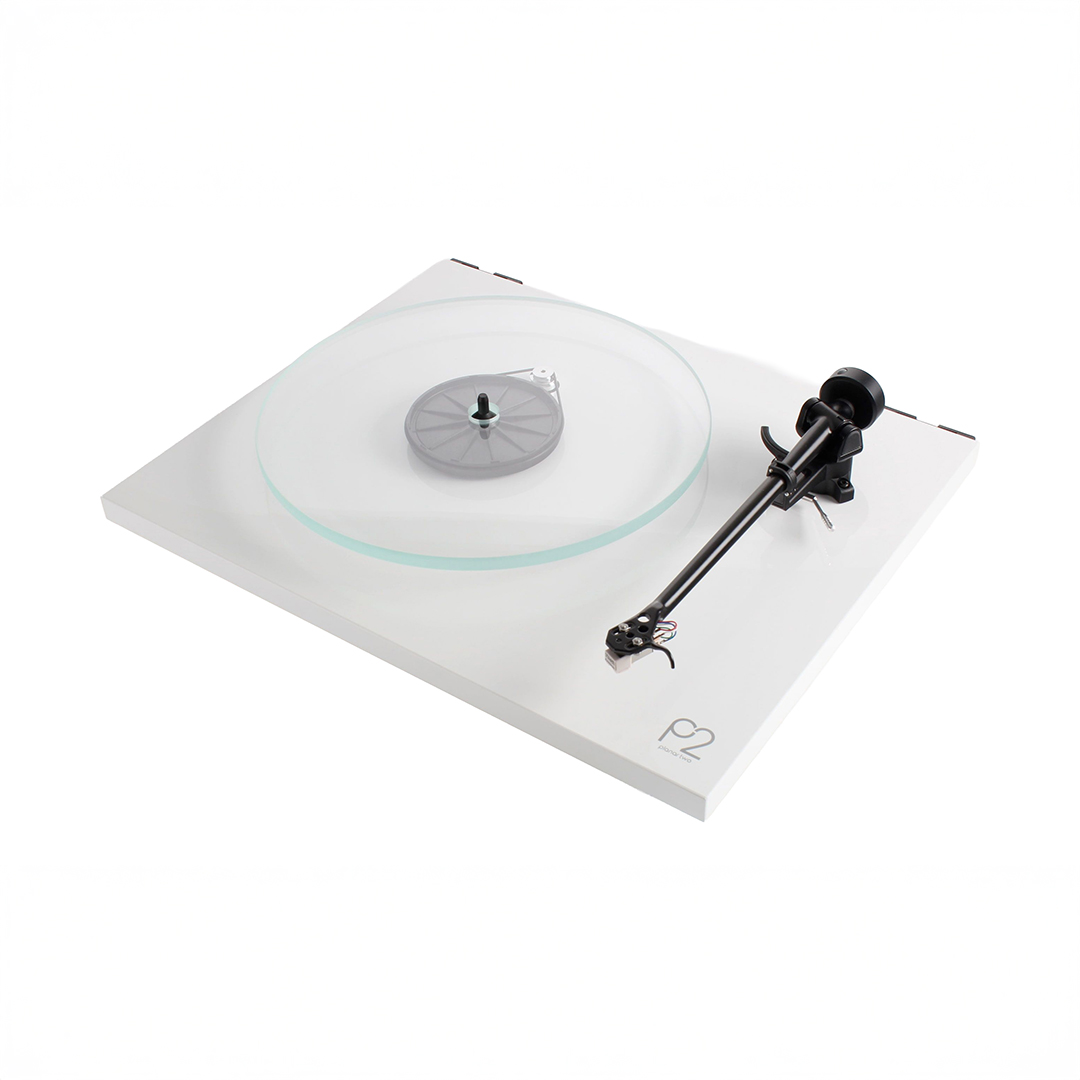 White turntable with glass platter and tonearm.